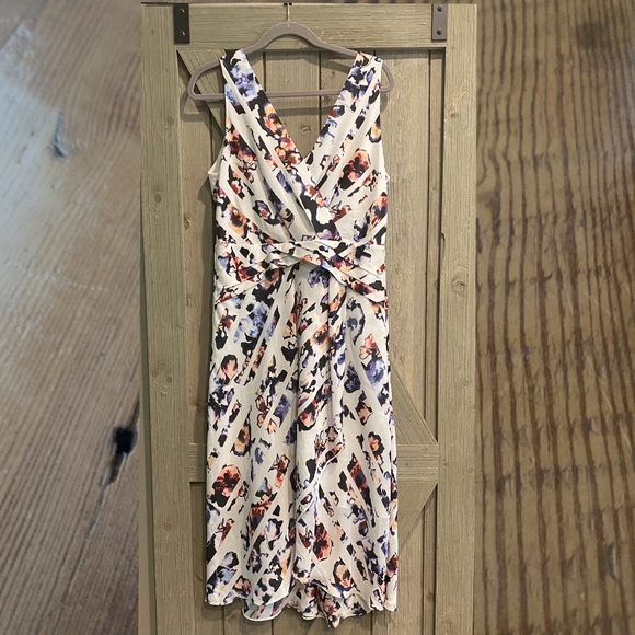 White House Black Market Dresses & Skirts - Gorgeous White House Black Market Floral Dress NWT